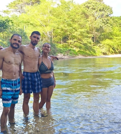 huespedes disfrutando de pozo caimán, Palomino, La Guajira