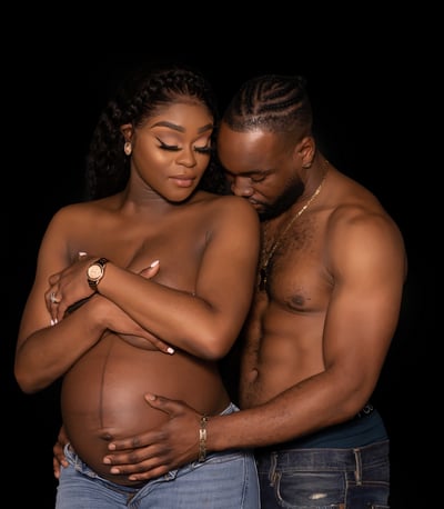 Pregnancy photography, a pregnant woman and her husband are standing next to each other