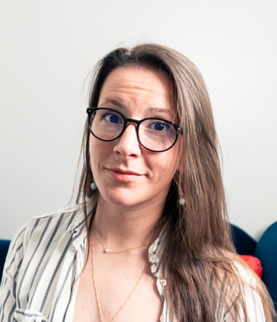 portrait of cassy with glasses