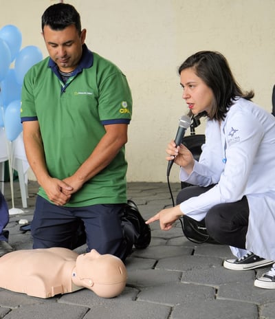 medica ensinando os primeiros socorros para um colaborador na semana do sipat