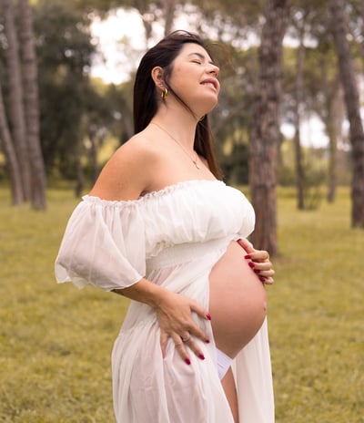 Sessió de fotos d'embaràs a Girona amb una dona embarassada en un entorn natural exterior