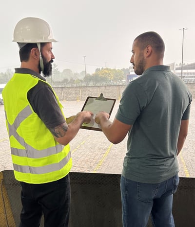 enengenheiro de sefurança orientando um colaborador sobre segurança