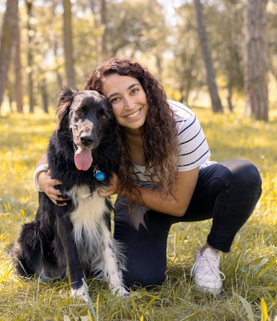 Sessió de fotos de mascotes a Girona amb un gos i una dona en un entorn natural exterior