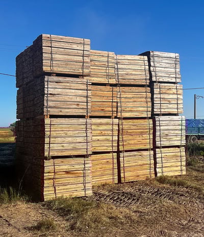 paquetes de tablas pallet apilados