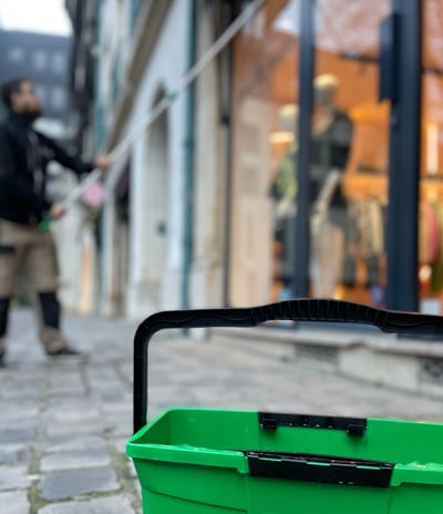 Agent de M & M Services Pro effectuant le nettoyage des sols dans un commerce à Rouen