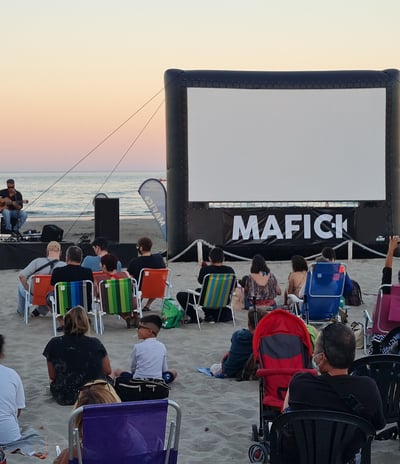 Cine en la playa frente al mar