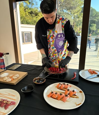 un chef privat fent sushi en directe en una clase de Show Cooking