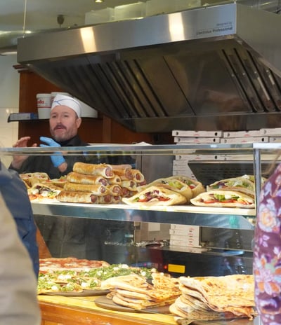 Vetrina pizza della pizzeria la trofea a siena in piazza del campo