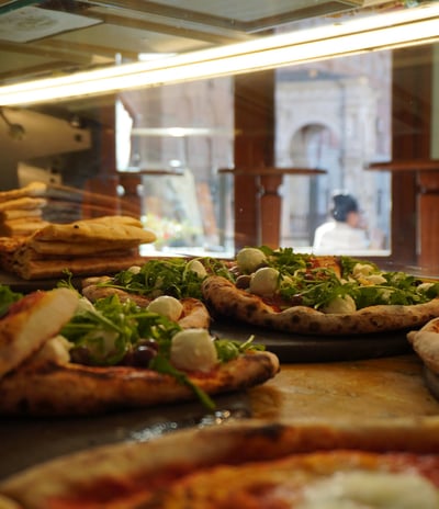 Pizza con mozzarella e rucola della pizzeria la trofea a Siena in piazza del campo