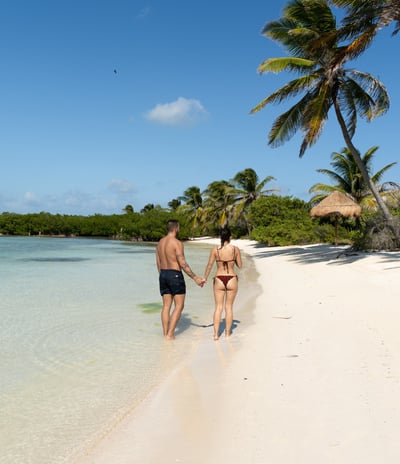 couple sur la plage à Isla Contoy excursion francophone Paseo Tours