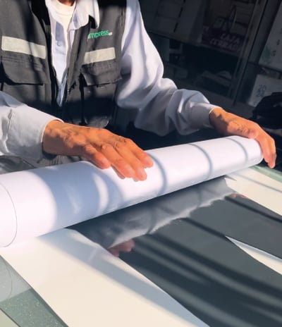 Gigantografía terminada saliendo de la máquina de impresión en taller de Lima.