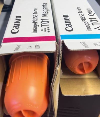 Precisión de color Pantone en máquina de gigantografías profesionales.
