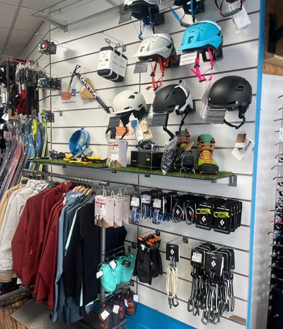 présentoir boutique casques escalade alpinisme degaine piolet veste polaire