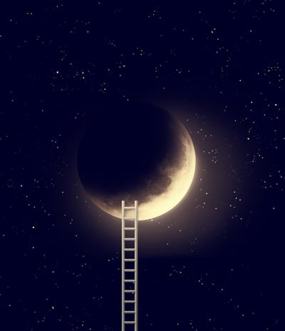 échelle qui permet d'accéder à la lune sur un ciel étoilé