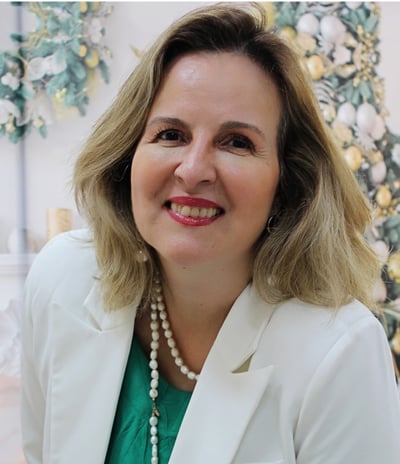 Sou a Dra. Cris Tavares CRM 63751-3, especialista em Dermatologia, Nutrologia e Acupuntura.