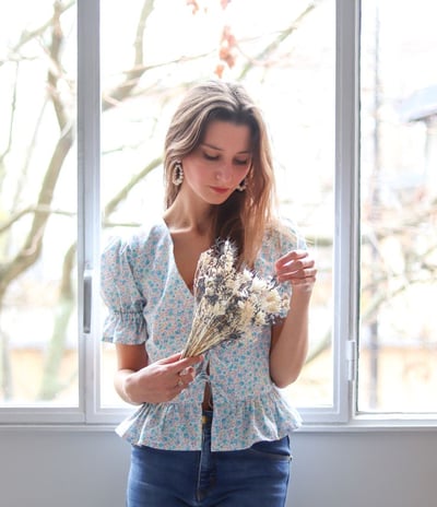 Blouse fleurie cousue main, nouée devant, motif Liberty pour une garde-robe romantique.