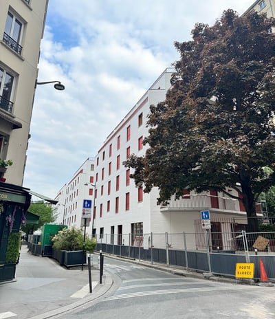Un bâtiment après une rénovation énergétique en isolation thermique par l'extérieur.