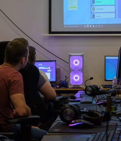 Des joueurs en LAN, en train de jouer en ligne, tous adhérents d'Esport des Sacres