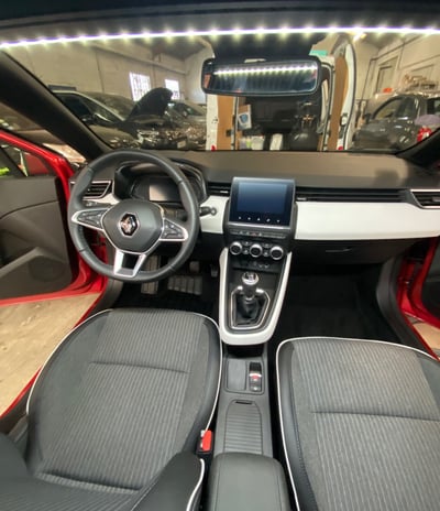 Intérieur d'une voiture nettoyée dans le ville de Muret