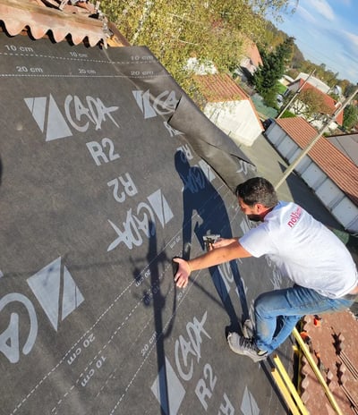 Pose d’un écran d’étanchéité sous toiture par un couvreur professionnel à Valentigney pour protéger la charpente et améliorer