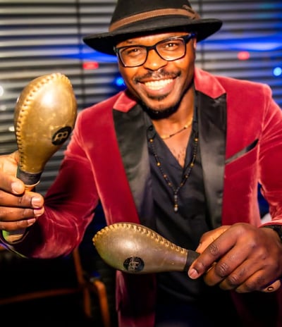 DJ Fide ist ein erfahrener Club-DJ, der sich nun auf die Hochzeitsbranche spezialisiert hat. Mit sei