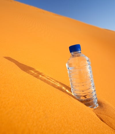 شرب الماء للحفاظ على الترطيب أثناء أداء مناسك الحج في الطقس الحار.