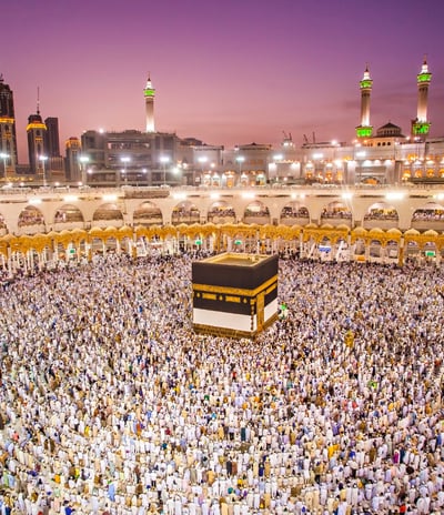 الكعبة المشرفة أثناء الطواف بالحرم المكي خلال موسم الحج و العمرة.