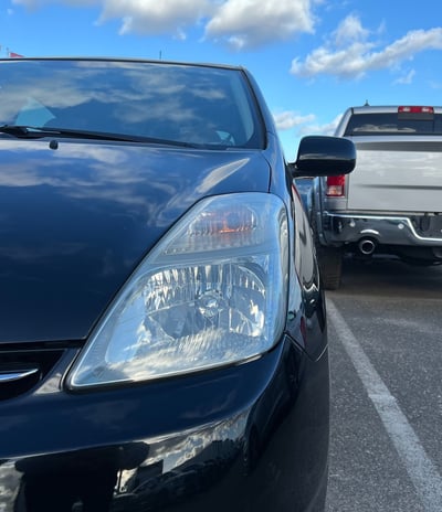 Po poliravimo automobilio zibintas, spindintis ir švarus