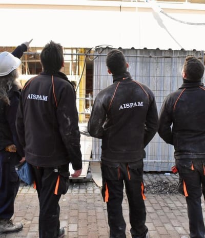 Equipo de AISPAM mirando una instalación