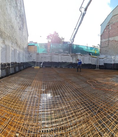 Bewehrung für Betonfundament auf Baustelle