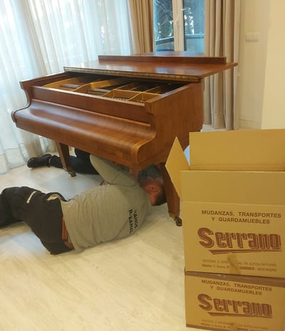 Desmontaje profesional de piano para mudanza en Madrid. Nuestro equipo especializado cuida cada deta