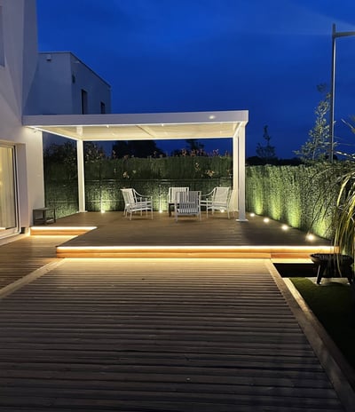 une pergola photovoltaique avec led integré
