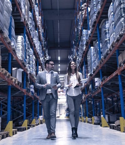 Gerentes de depósito caminando en un gran centro de distribución