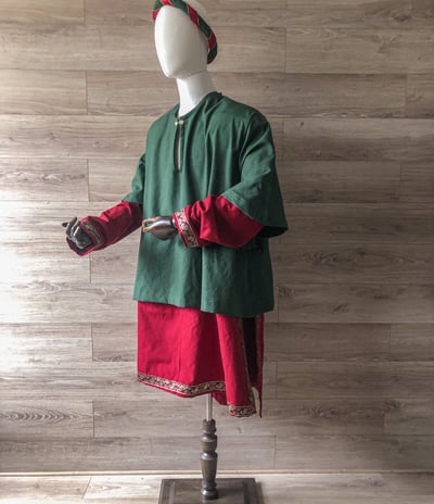 Tunique rouge et verte sur un mannequin