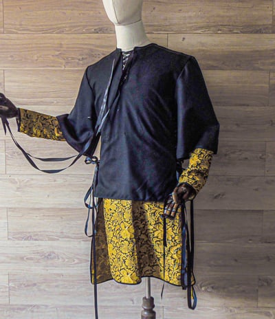 Tunique jaune et noire sur un mannequin