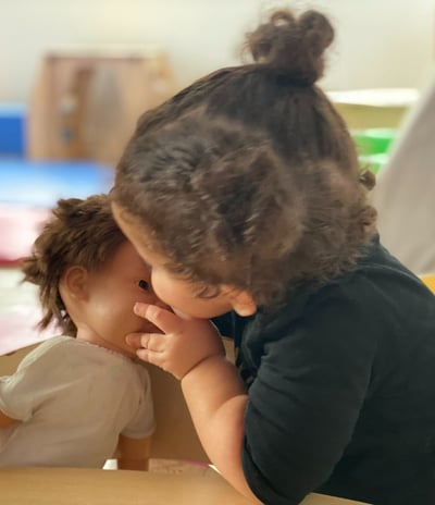 enfant et sa poupé