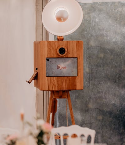 Photobooth en bois clair sur trépied avec éclairage circulaire, modèle Rosa, de loin