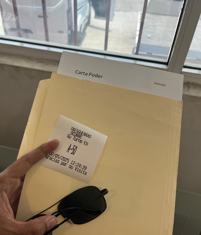 Personal de LCG asegurando carga ligera en unidad pick-up para entrega profesional.