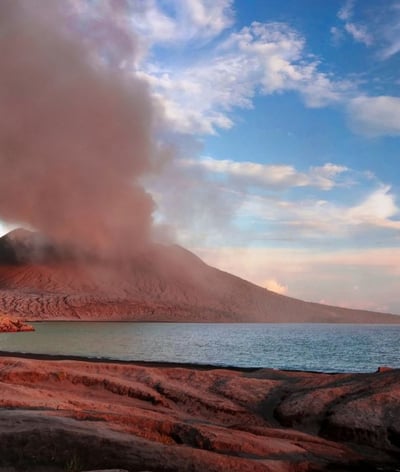 Vulcão ativo em Rabaul, Nova Guiné.