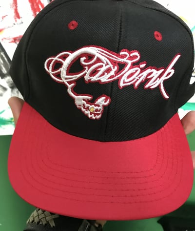 Estilo streetwear em destaque no novo boné da Cavérik com a caveira icônica.