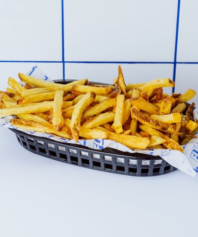 Patatas fritas caseras de Flipa, crujientes, doradas y cortadas a mano diariamente