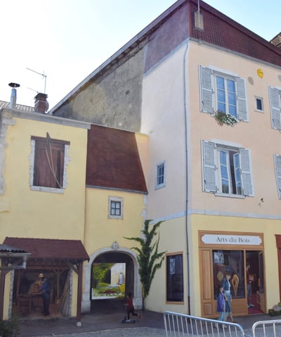 Réalisation de fresques en trompe-l'oeil à Moirans-en-Montagne