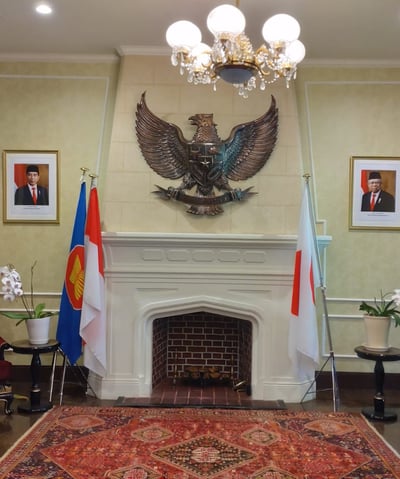 Garuda Pancasila Tembaga at living room with a fireplace and chairs