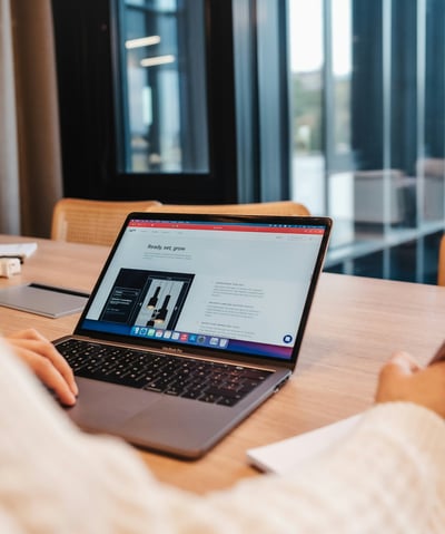 Ordinateur avec un site internet d'entreprise