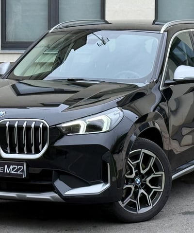 BMW X1 U11, SUV compact au design moderne, vu de l’extérieur.