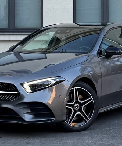 Mercedes Classe A IV noire, avec un design moderne et sportif.
