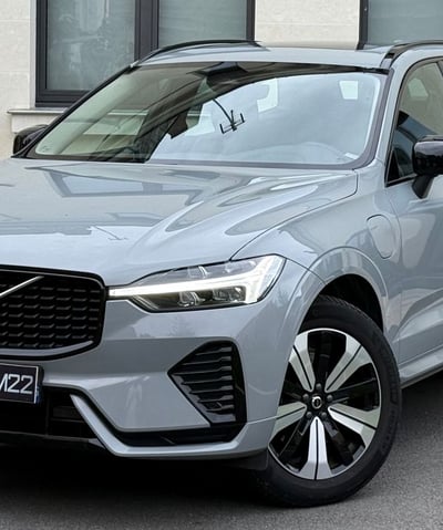VOLVO XC60 II phase 2, SUV élégant au design raffiné, vu de profil avec une finition haut de gamme.