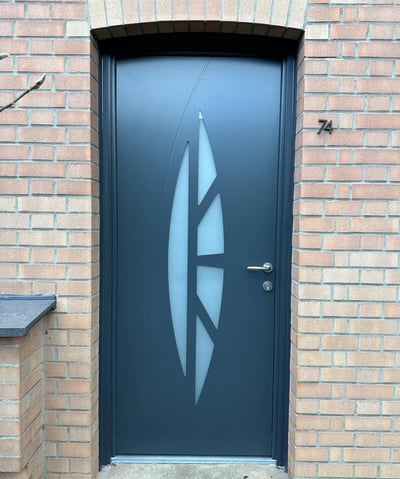 Porte en aluminium gris avec motifs