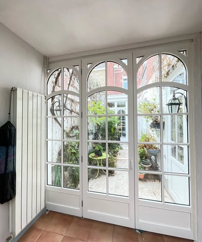Porte fenêtre en bois blanc vue de l'intérieur