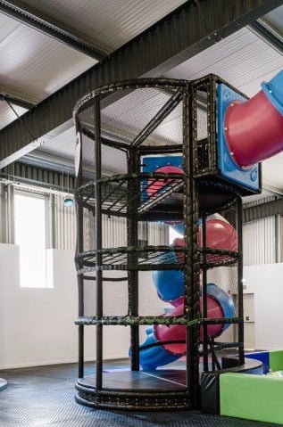 Desce a maior torre de elásticos de Almada